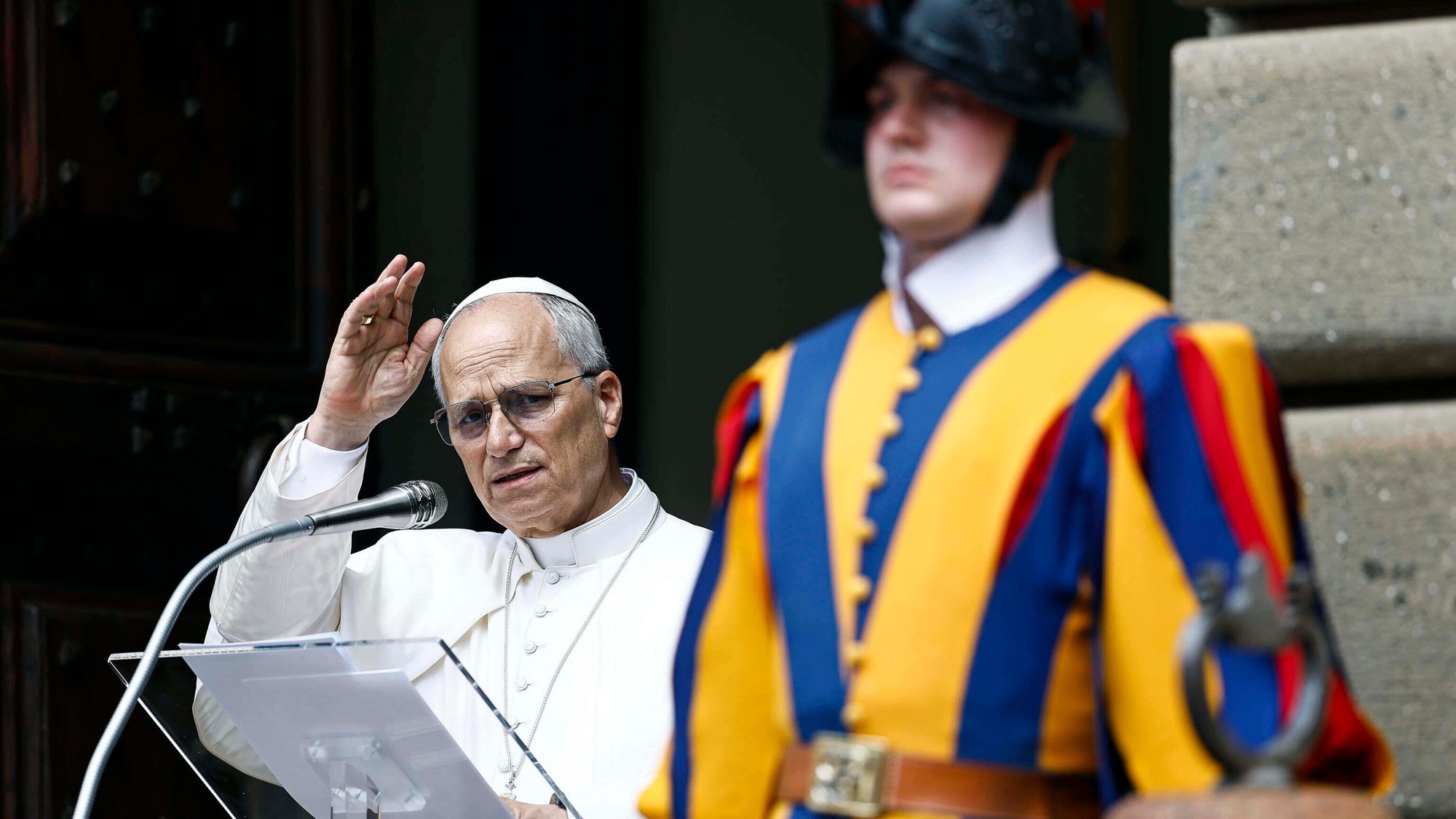 Pápež Lev XIV. s príslušníkom Švajčiarskej gardy.