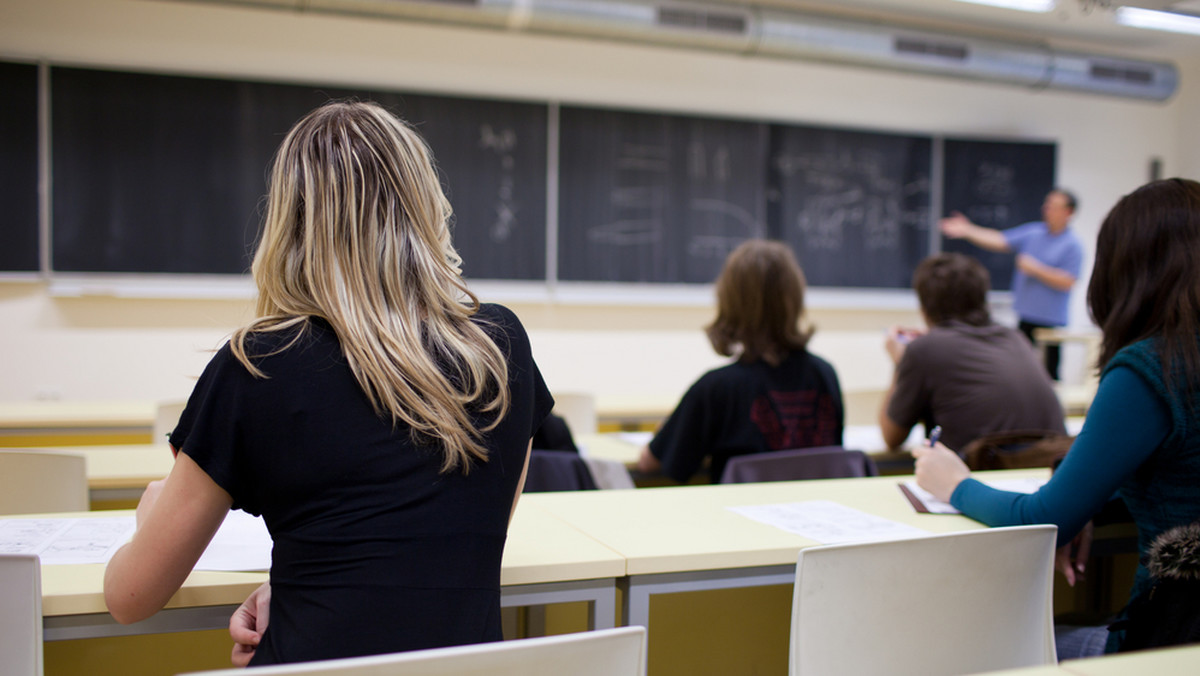 Na francuskich uczelniach zrezygnowano z egzaminów ustnych i przyjęto więcej kobiet 
