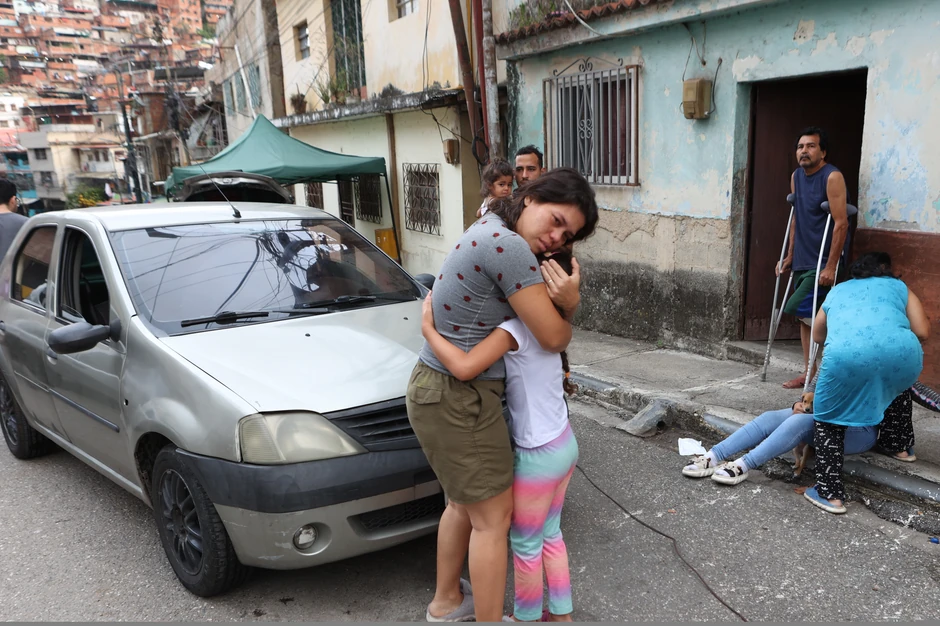 Žena grli dete nakon zemljotresa u Karakasu, Venecuela, sreda, 24. jun 2026.