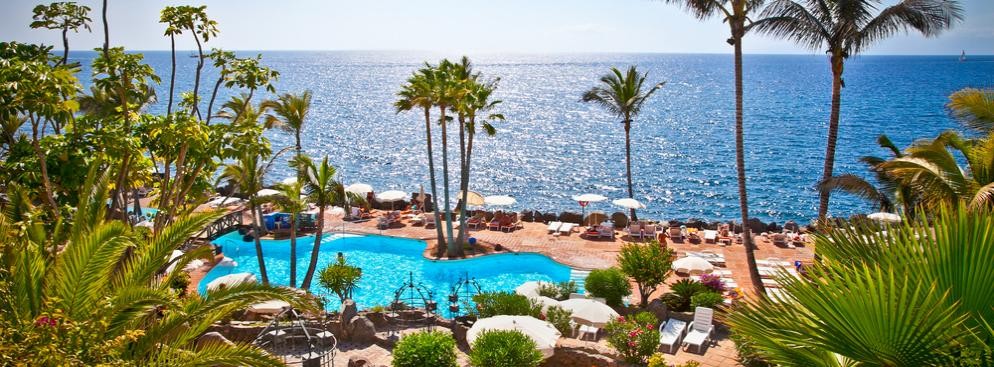 3. miejsce: Teneryfa - Jest największą i najludniejszą wyspą w archipelagu Wysp Kanaryjskich i najludniejszą hiszpańską wyspą. Teneryfa, choć geograficznie leży w północnej Afryce, jest integralną częścią Hiszpanii i Unii Europejskiej. Na Teneryfie znajdują się dwa obiekty wpisane na Listę Światowego Dziedzictwa Kulturowego i Przyrodniczego UNESCO: wulkan Teide, który jest parkiem narodowym, oraz zabytkowe miasto La Laguna.