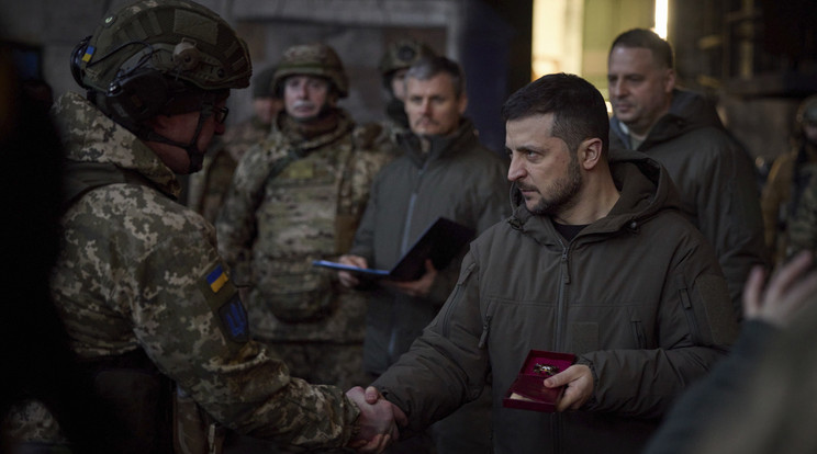 Volodimir Zelenszkij ukrán államfő testőrök gyűrűjében, Bahmutban katonákat tüntet ki /Fotó:MTI/AP/Ukrán elnöki hivatal sajtóirodája