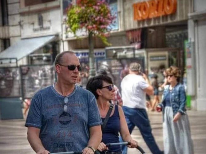 Bračni par prošetao gradom sa psima u kolicima za bebe i dobio užasne komentare