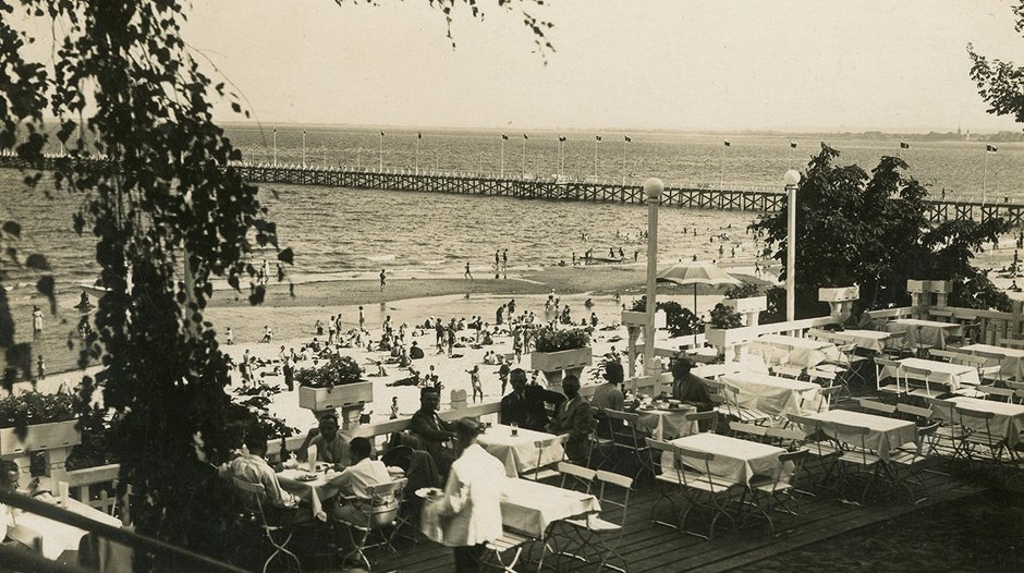 Widok z tarasu Domu Kuracyjnego na plaże i molo w Orłowie - 1930 r.