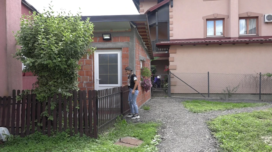 Milena Radosavljević ispred porodičnog doma