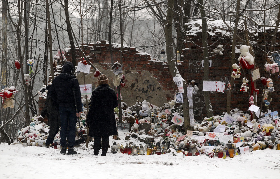 Znicze i maskotki w miejscu znalezienia ciała małej Magdy