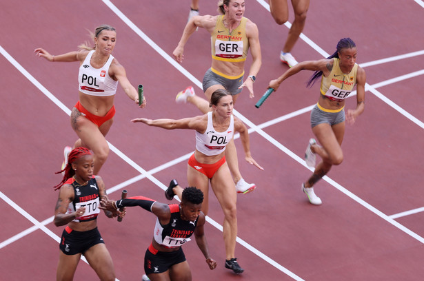 Polki Klaudia Adamek (C-L) i Paulina Paluch (C-P) w biegu eliminacyjnym 4x100 m