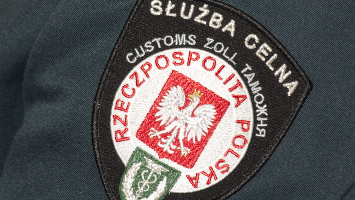 Kilkaset par butów oraz odzież przekaże pomorska Służba Celna trzem organizacjom społecznym, które podarują je potrzebującym. Towary zarekwirowano jako podróbki wyrobów znanych firm: celnicy oddadzą je po usunięciu nielegalnie użytych znaków towarowych.