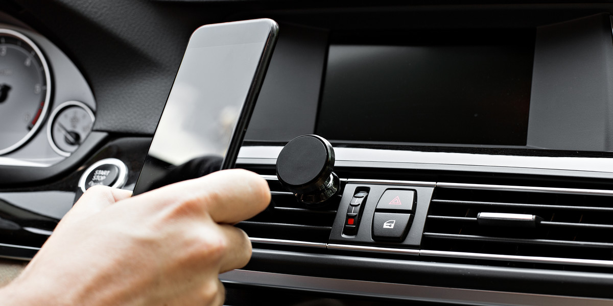 Uchwyty do smartfona, które przydadzą się w twoim samochodzie