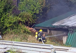 Vatrogasci saniraju požar u magacinskom prostoru u Malom Mokrom Lugu