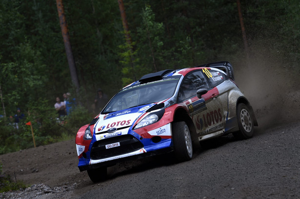 Rajd Finlandii: Jari-Matti Latvala prowadzi, Kubica dziewiąty