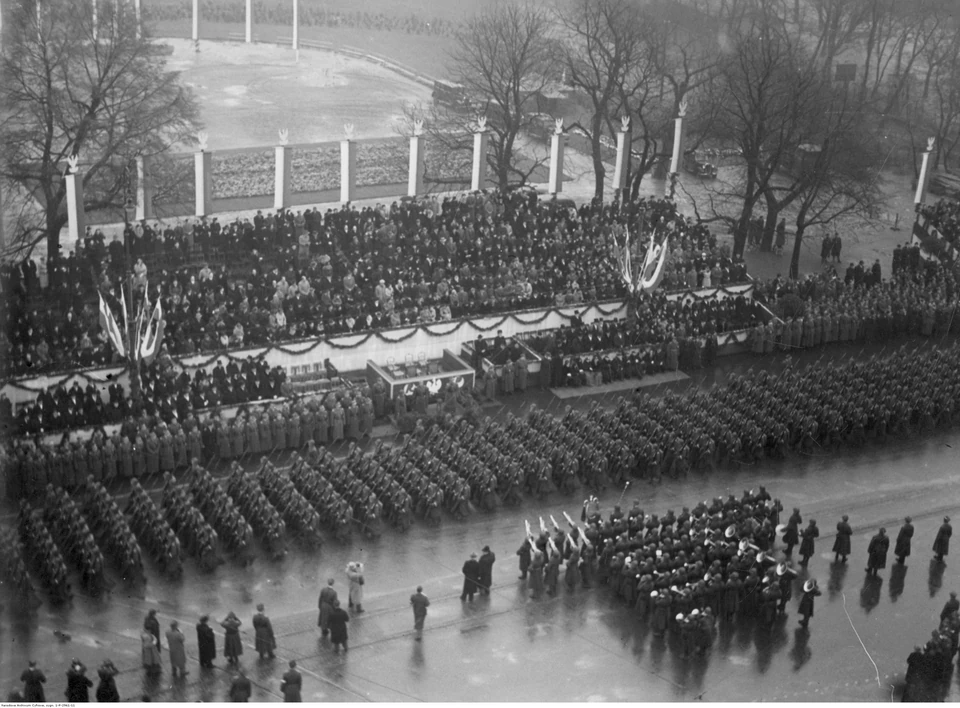 Obchody Święta Niepodległości w Warszawie w 1937 r. Defilada oddziałów piechoty przed trybuną honorową