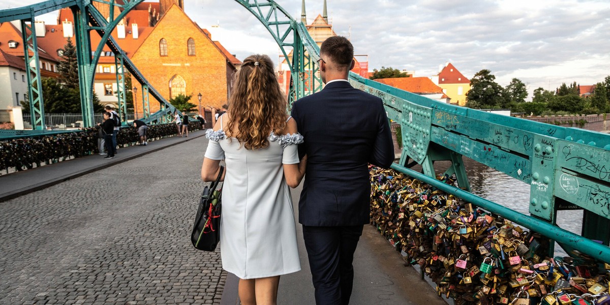 Polskie pary często poznają się przez internet. Jednak biura matrymonialne ciągle nie narzekają na brak klientów.