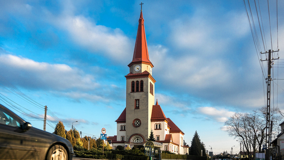 15 dzieci - ministrantów i dziewczynek z chóru - padło ofiarą księdza pedofila Kazmierza G., emerytowanego proboszcza parafii w Godowie k. Wodzisławia Śląskiego - to wyniki zakończonego śledztwa prokuratury w tej sprawie. Duchowny na proces będzie czekał w areszcie. Grozi mu 12 lat więzienia.