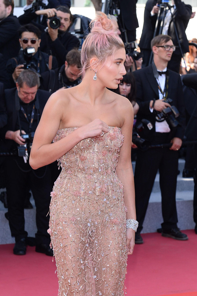 Hailey Baldwin w prześwitującej kreacji w Cannes