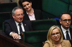 Sienkiewicz nie wstał podczas hymnu w Sejmie. "Nie godzę się na profanację"