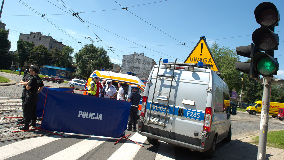 Policja wyjaśnia okoliczności wypadku, do jakiego doszło na przejściu dla pieszych w Łodzi. Tir przejechał przechodzącą po pasach kobietę, która zginęła na miejscu.