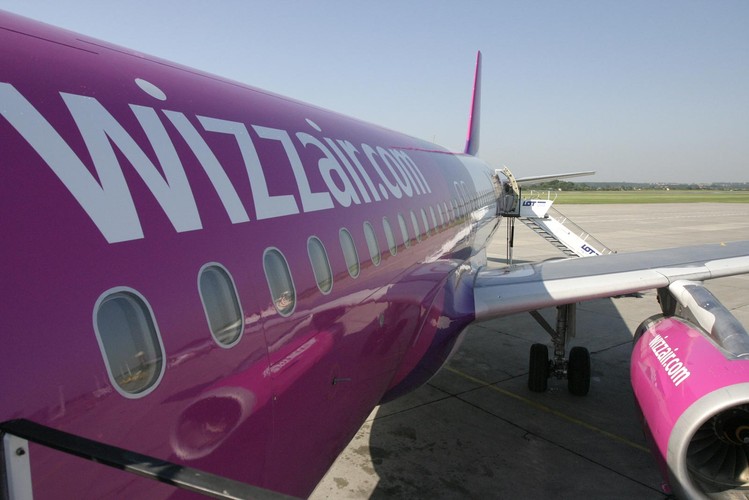 Na najwyższym podium rankingu w Polsce stanął Wizz Air z punktacją 7,5/10. Węgierski przewoźnik wyprzedził Polskie Linie Lotnicze LOT zajmując miejsce w pierwszej trzydziestce światowego rankingu - 26 pozycja. Wizz Air wypada lepiej od polskich linii zarówno w kategorii punktualności jak i procesowania wniosków o wypłatę odszkodowania.<br>
- Jakość i obsługa: 6<br>
- Punktualność: 7.8<br>
- Obsługa roszczeń: 8.6
