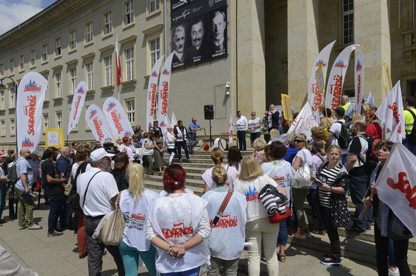 Protest nauczycieli pod urzędem