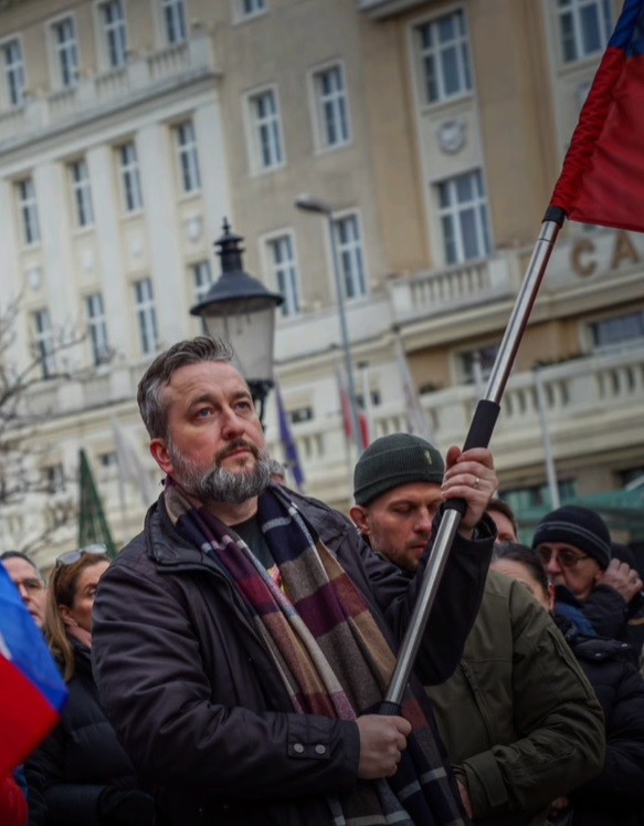 Ľuboš Blaha a Eduard Chmelár protestovali pred americkou ambasádou, kde kritizovali konanie USA. 