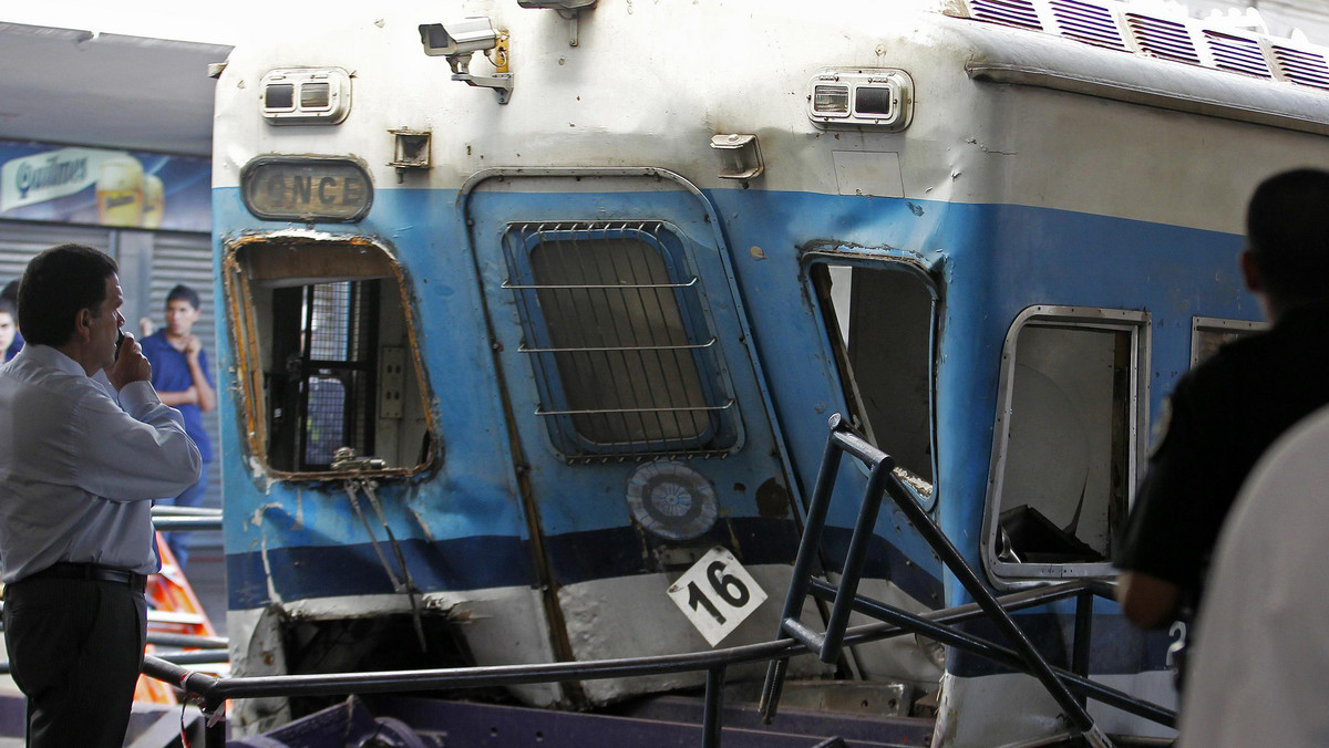 Co najmniej 340 osób zostało rannych w wypadku kolejowym na jednym z najbardziej ruchliwych dworców w stolicy Argentyny, Buenos Aires - poinformował minister transportu Juan Pablo Schiavi. Rannych może być jednak nawet 550 osób. W wagonach wciąż są uwięzieni ludzie. Argentyńskie media informują już o pierwszej ofierze śmiertelnej - to siedmioletni chłopiec.