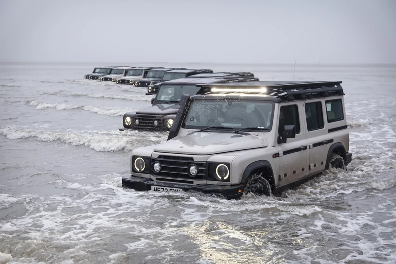 Na pierwszym planie auto z bagażnikiem dachowym, snorkelem i LED-ami