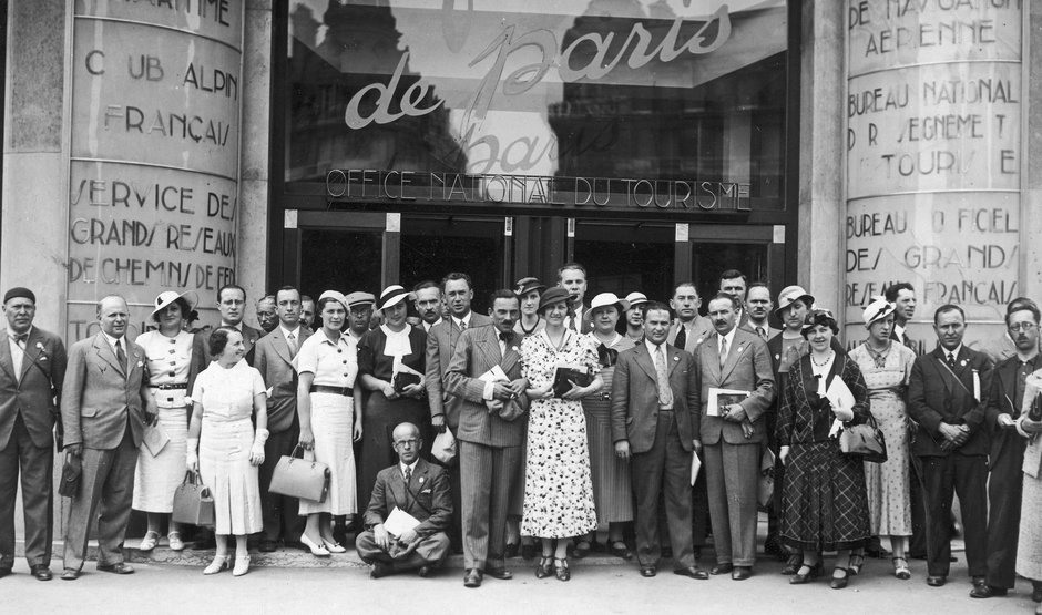 1934 - Uczestnicy wycieczki kolejowej (Warszawa- Berlin-Bruksela-Paryż-Marsylia-Cannes- Mediolan-Wenecja-Wiedeń-Warszawa) podczas zwiedzania Paryża.