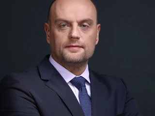 Adam Mariański: w 2022 roku przedsiębiorcy nie mają być z czego zadowoleni. Życie utrudnia im drastycznie spadająca jakość legislacji. Już w 2022 roku przechodzili przez problemy z zastosowaniem regulacji polskiego (nie)ładu. Ale to nie koniec problemów, bo w pierwszym kwartale 2023 roku czeka nas na nowo określanie zasad obliczania podatków