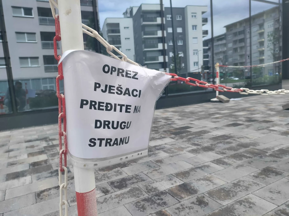 Palo staklo sa zgrade u Banjaluci