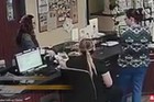 Preplašena devojka je bez reči dala CEDULJICU doktorkama, a čim su videle sadržaj poruke, hitno su pozvale POLICIJU
