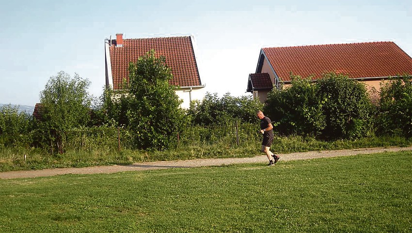 Opasnost vreba iz šiblja: Svi se plaše kad lopta odleti u zmijarnik