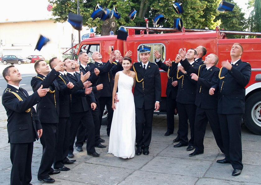 Koledzy świętują ślub strażaka