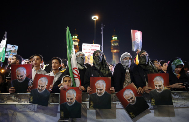 Protestujący w Teheranie przeciwko Izraelowi trzymają zdjęcie Ghasema Solejmaniego, irańskiego generała majora, dowódcy sił Ghods, jednostki specjalnej w strukturach Korpusu Strażników Rewolucji Islamskiej, zabitego w amerykańskim ataku powietrznym w Bagdadzie