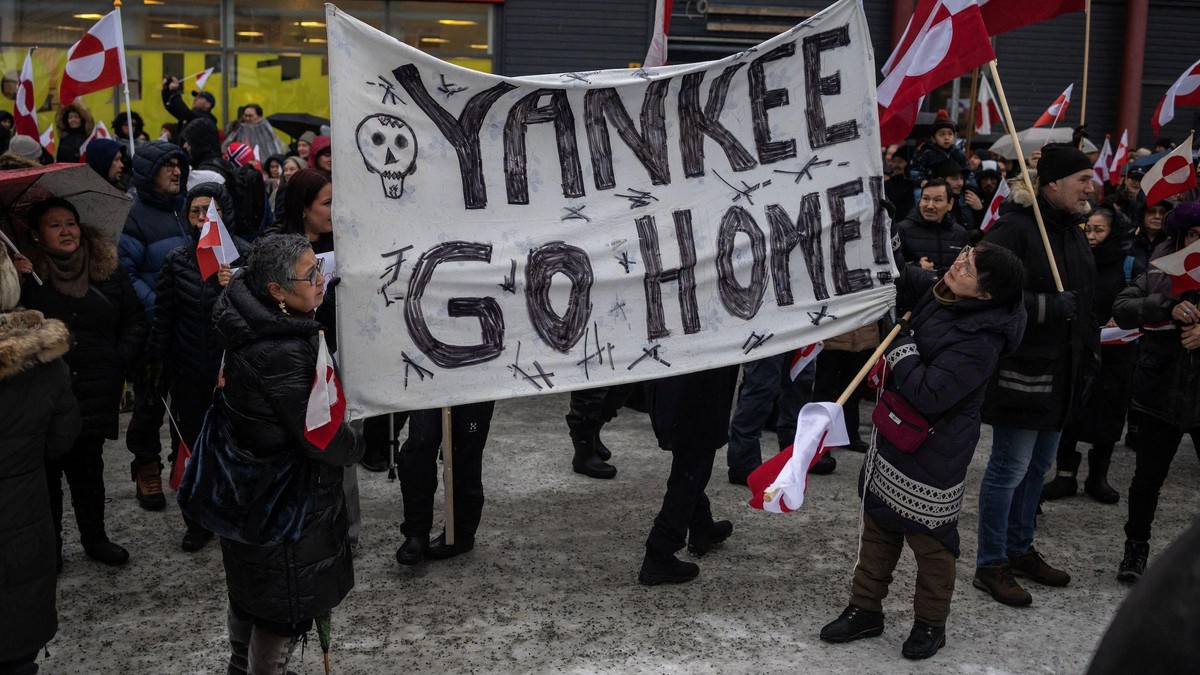 Jenki (Amerikanci), idite kući, natpis na transparentu demonstranata u Nuku, glavnom gradu Grenlanda | Foto: Reuters/Marko Djurica