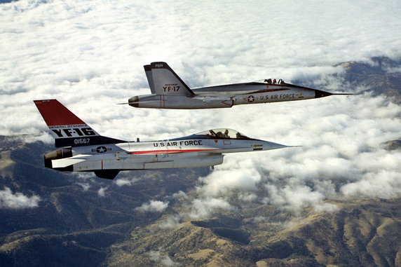 McDonnell Douglas początkowo zaproponował pokładowy wariant lądowego myśliwca F-15 Eagle, lecz księgowi w Pentagonie nie zgodzili się na jego zakup, ponieważ cena tej maszyny była zbliżona do F-14. Zamiast tego zapadła decyzja o poszukaniu tańszej alternatywy wśród kandydatów na lekki myśliwiec dla Sił Powietrznych USA (USAF). US Navy nie podzielała przy tym entuzjazmu USAF wobec projektu YF-16 wyrażając obawy, że samolot z jednym silnikiem i wąskim podwoziem nie będzie zdolny do bezpiecznych lotów nad morzem i ciężkiej służby na lotniskowcu. 2 maja 1975 r. ogłoszono, że przyszłym samolotem pokładowym zostanie Northrop YF-17. Ta maszyna również nie spełniała wszystkich wymagań w zakresie dostosowania do służby na morzu, ale ogólna koncepcja była na tyle uniwersalna, że dało się ją łatwiej przerobić do potrzeb lotnictwa morskiego. 