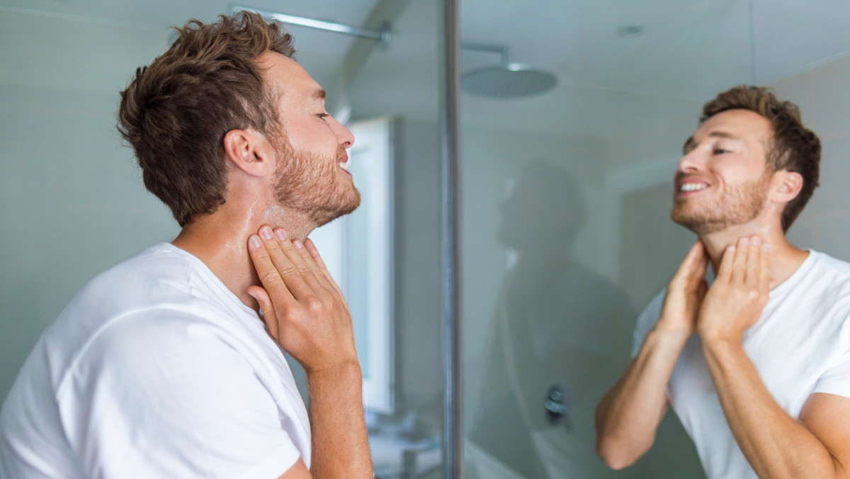 Codzienne golenie może sprawiać, że skóra u mężczyzn staje się wrażliwa i skłonna do podrażnień. Dlatego warto pamiętać o przestrzeganiu najważniejszych zasad męskiej pielęgnacji. Jak to zrobić?
