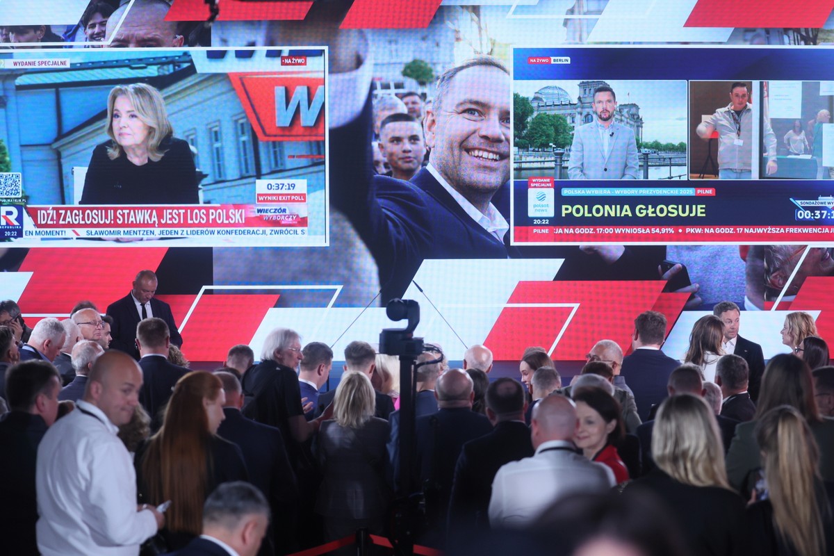 Warszawa, 01.06.2025. Wybory prezydenta RP - II tura. Sztab wyborczy kandydata Komitetu Obywatelskiego, popieranego przez PiS prezesa IPN Karola Nawrockiego, 1 bm. w Warszawie. Zakończyło się głosowanie w II turze wyborów prezydenta RP. (mr) PAP/Leszek Szymański