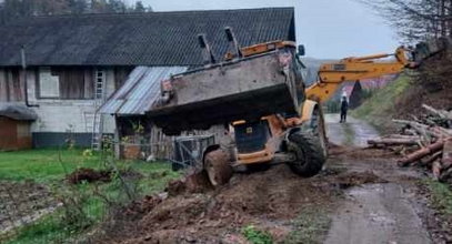 Co ten koparkowy tu nawyczyniał? Gospodarz łapał się za głowę!