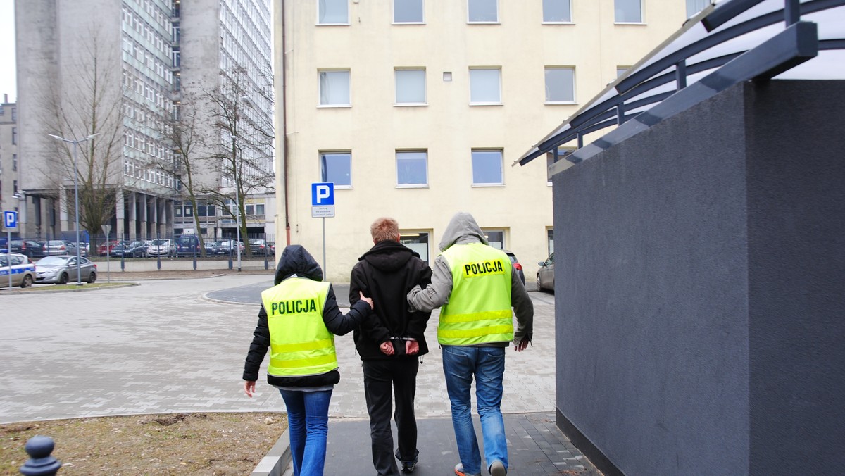 Wypił, poszedł na spacer i zniszczył… ponad 40 aut. Wszystko to w ciągu jednej nocy. Pijanego mężczyznę, który demolował stojące na parkingach samochody, zatrzymała łódzka policja. W organizmie miał ponad półtora promila alkoholu. Mijane samochody kopał, niszczył tablice rejestracyjne i urywał lusterka.