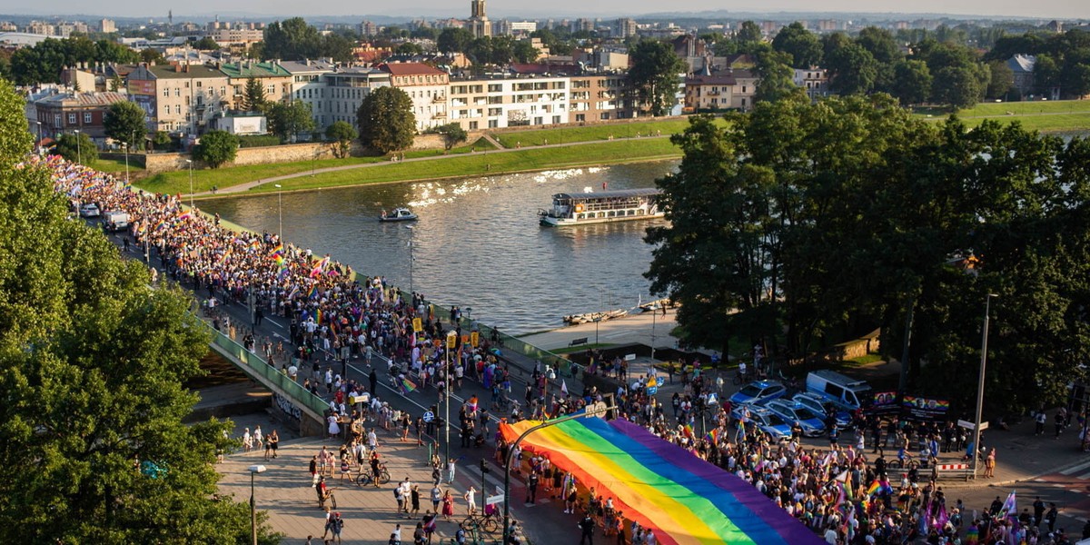 Politycy opozycji ostrzegają, że unijne pieniądze dla pięciu regionów są poważnie zagrożone. Chodzi głównie o te, które przyjęły uchwały anty-LGBT. Na zdjęciu Marsz Równości na ulicach Krakowa, sierpień 2021 r.