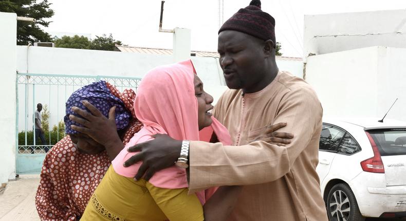 Des parents en détresse à l'hôpital de Tivaouane dans l'ouest du Sénégal. Onze bébés y sont morts dans un incendie ce 25 mai 2022.
