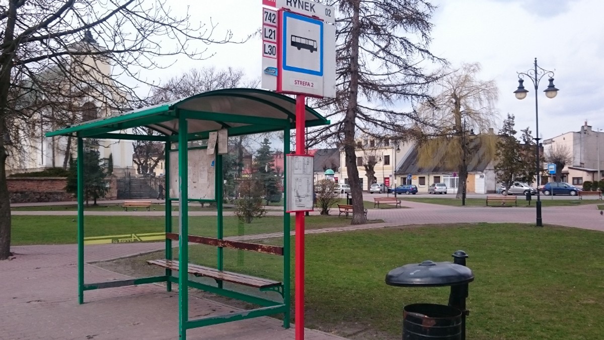 Policjanci zatrzymali 22-latka podejrzewanego o ostrzelanie z wiatrówki przystanku autobusowego w Górze Kalwarii niedaleko Warszawy. Na szczęście żadnej z przebywających tam wówczas osób nic się nie stało. Za narażenie ich na utratę życia lub zdrowia mężczyźnie grozi teraz do trzech lat więzienia.