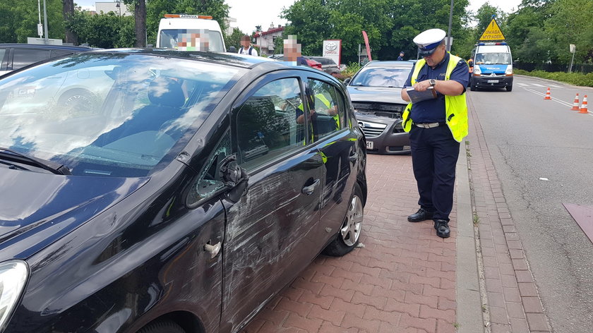 Wypadek autobusu w Warszawie. Kierowca wjechał w zaparkowane samochody