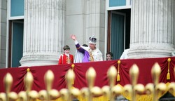 Paradoks Karola III. Jego głos na rzecz harmonii koliduje z symbolem władzy królewskiej