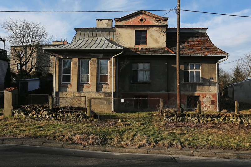 Budynek przetrwał wojnę. Po 1945 roku urządzono w nim mieszkania komunalne. W 1992 roku "Czerwony dom" stojący przy ulicy Heltmana 22 w Krakowie przeszedł w prywatne ręce. Na sprzedaż trafił w 2010 roku, a teraz kupił go deweloper, firma Dabster. Niewykluczone, że wkrótce powstaną tu mieszkania i lokale usługowe...