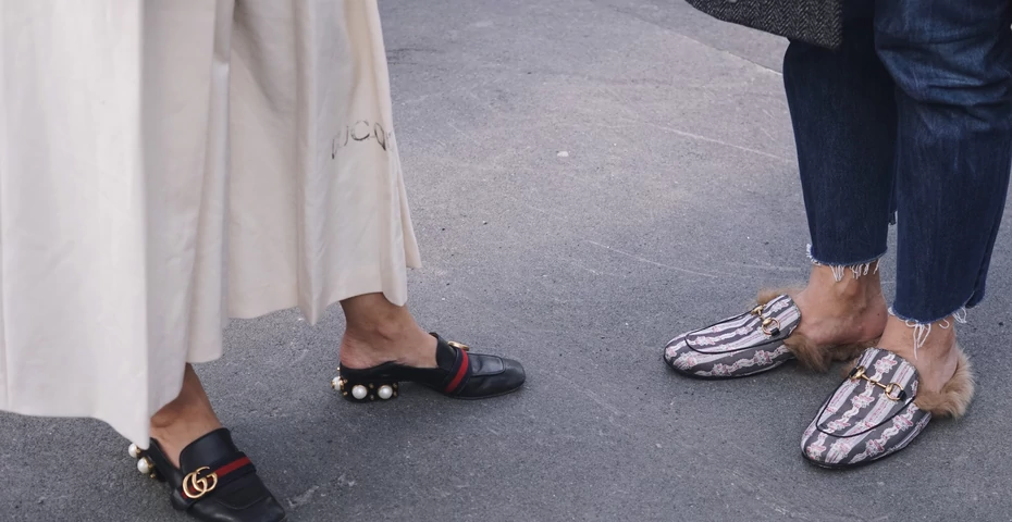 Mokasyny czy sneakersy? Trzy pary płaskich butów na jesień, które zdominują trendy