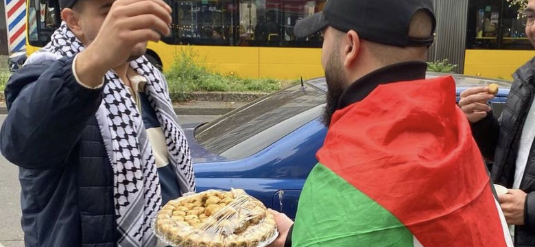 "Berliner Zeitung": Mężczyźni z palestyńskimi flagami rozdają słodycze, aby uczcić atak na Izrael