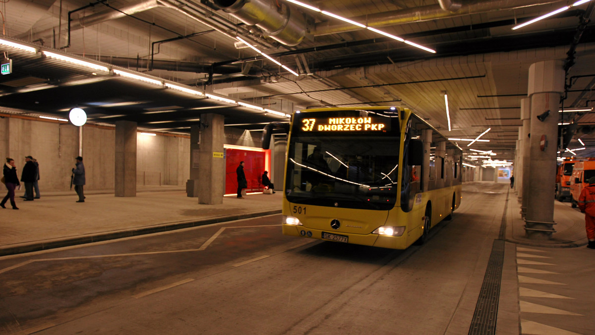 Od soboty pasażerowie mogą korzystać z podziemnego dworca autobusowego w centrum Katowic. Do użytku oddano także 230-metrowy tunel, który połączył wschodnią i zachodnią część centrum miasta. Inwestycja kosztowała ok. 280 mln zł.