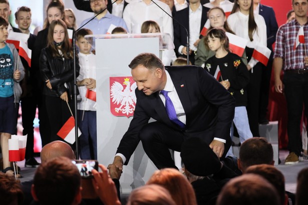 Pułtusk, 12.07.2020. Wybory prezydenckie 2020 - II tura. Ubiegający się o reelekcję prezydent Andrzej Duda podczas wieczoru wyborczego w Pułtusku, 12 bm. W Polsce zakończyła się II tura wyborów prezydenckich. (mr) PAP/Leszek Szymański