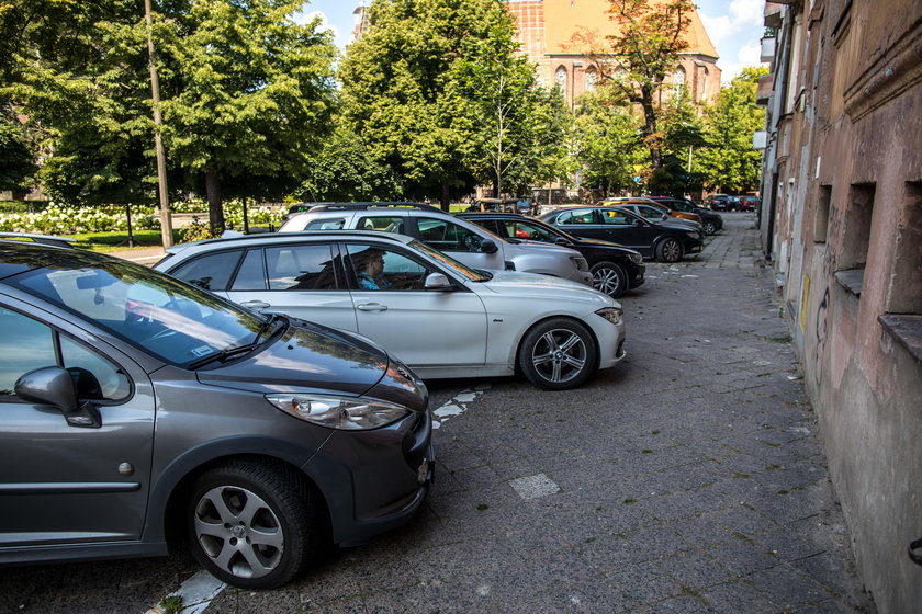 Likwidują miejsca parkingowe na Karmelickiej