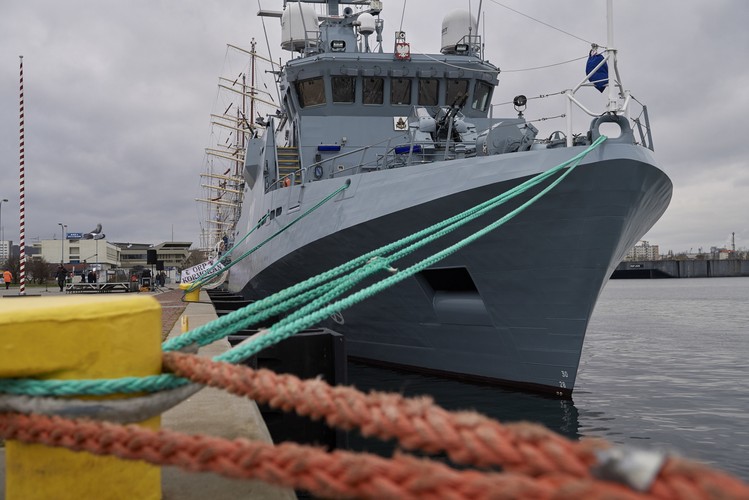 Dodał, że kolejną rzeczą odróżniającą ORP 'Kormoran' od innych jednostek tego typu jest cała gama podwodnych sensorów. 'Są to sensory bardzo wyspecjalizowane, dedykowane głównie do zwalczania zagrożenia pod wodą' – poinformował dowódca okrętu dodając, że na zespół sensorów składają się czujniki automatyczne i sterowane, a wśród tych ostatnich znajdują się pojazdy podwodne, które potrafią identyfikować i klasyfikować znajdujące się pod wodą obiekty.
<br>
'Są też na pokładzie sensory, detektory, które mogą te obiekty niszczyć' – zaznaczył kmdr ppor. Dziugan. Dodał, że są to m.in. detektory jednorazowego użytku - zdalnie sterowane pojazdy jednostrzałowe polskiej produkcji typu Głuptak opracowane przez Politechnikę Gdańską.